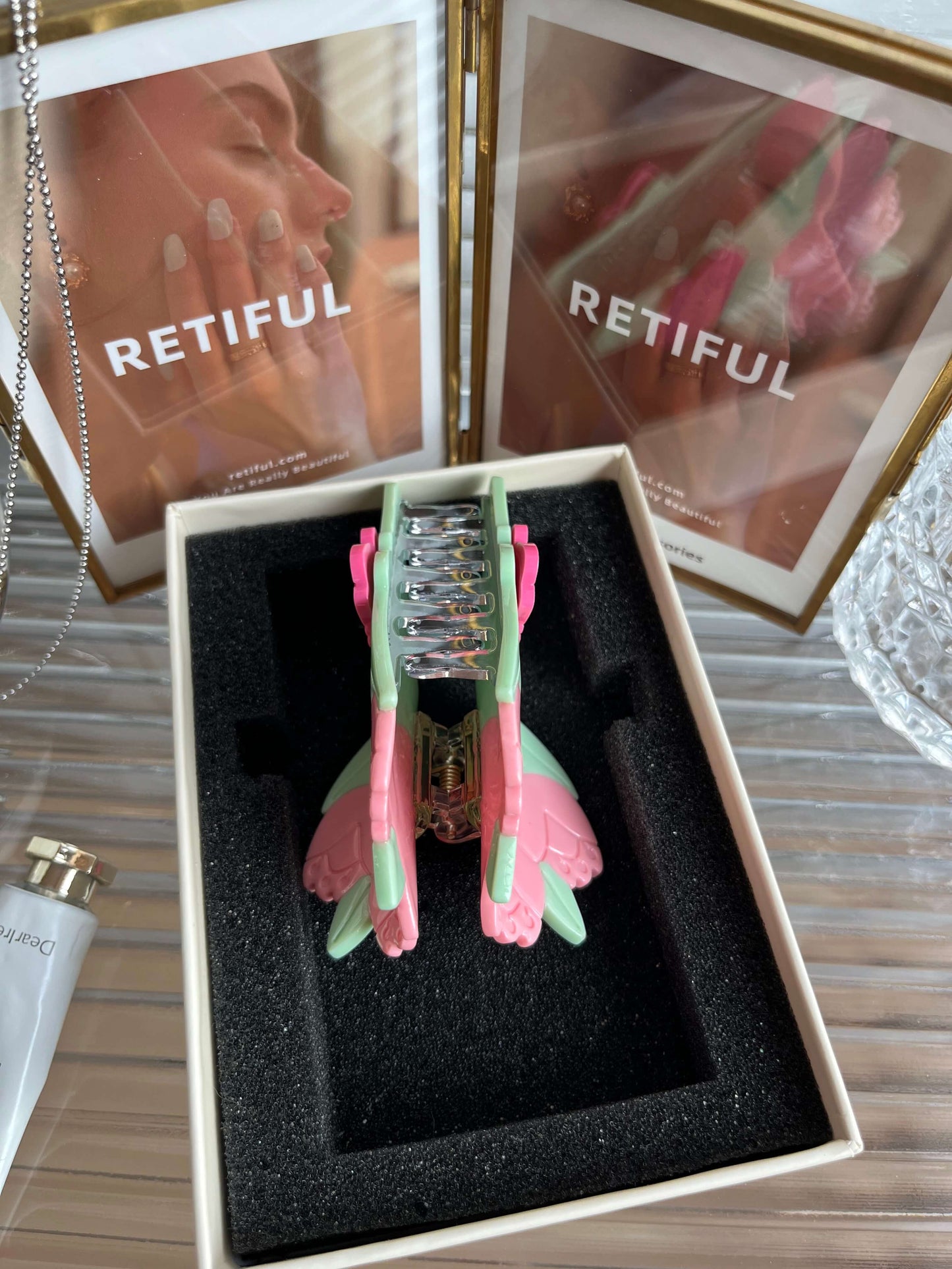 A Bouquet of Flower Claw in Mint Green