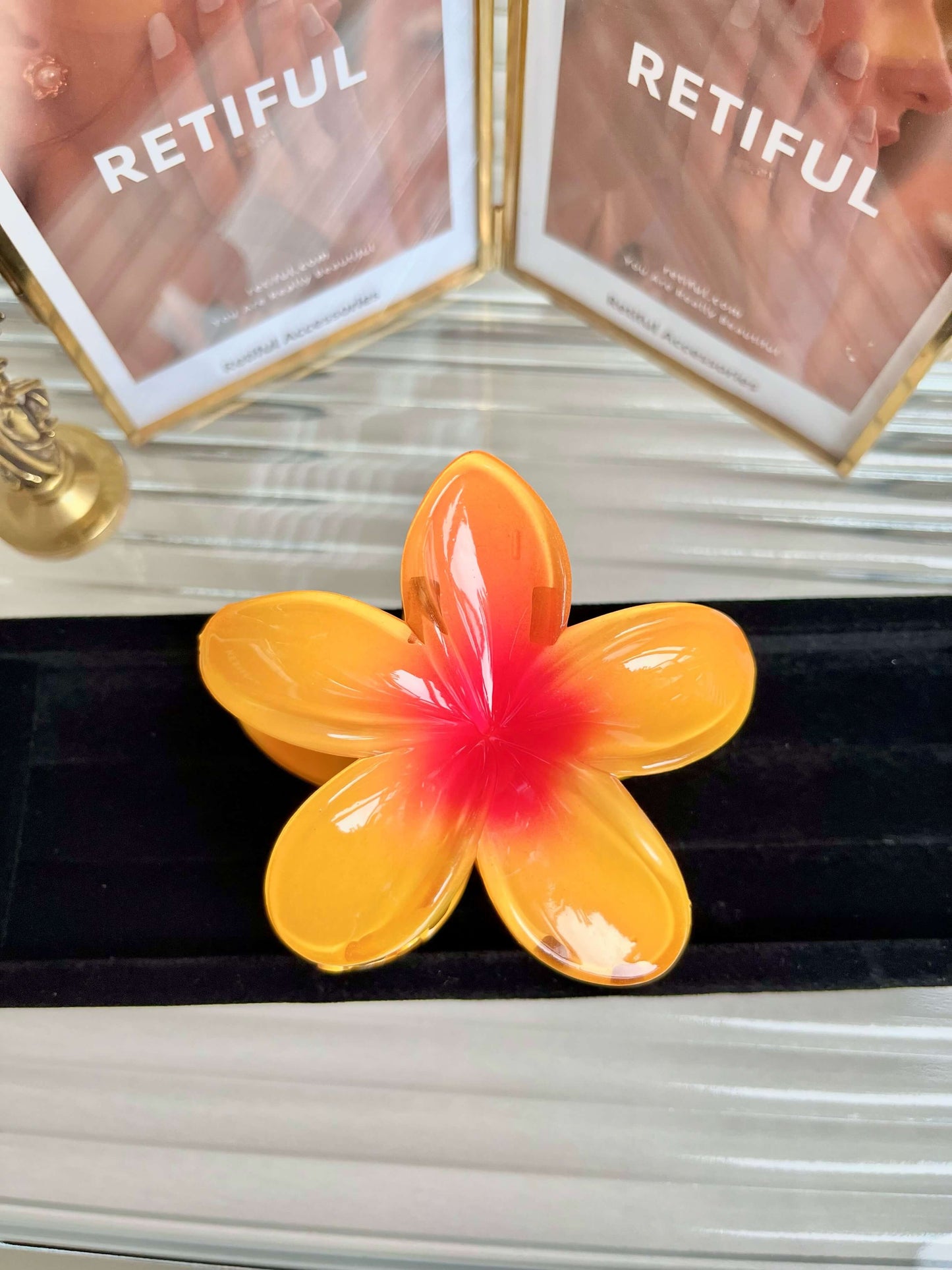 Flower Claw Clip In Mango